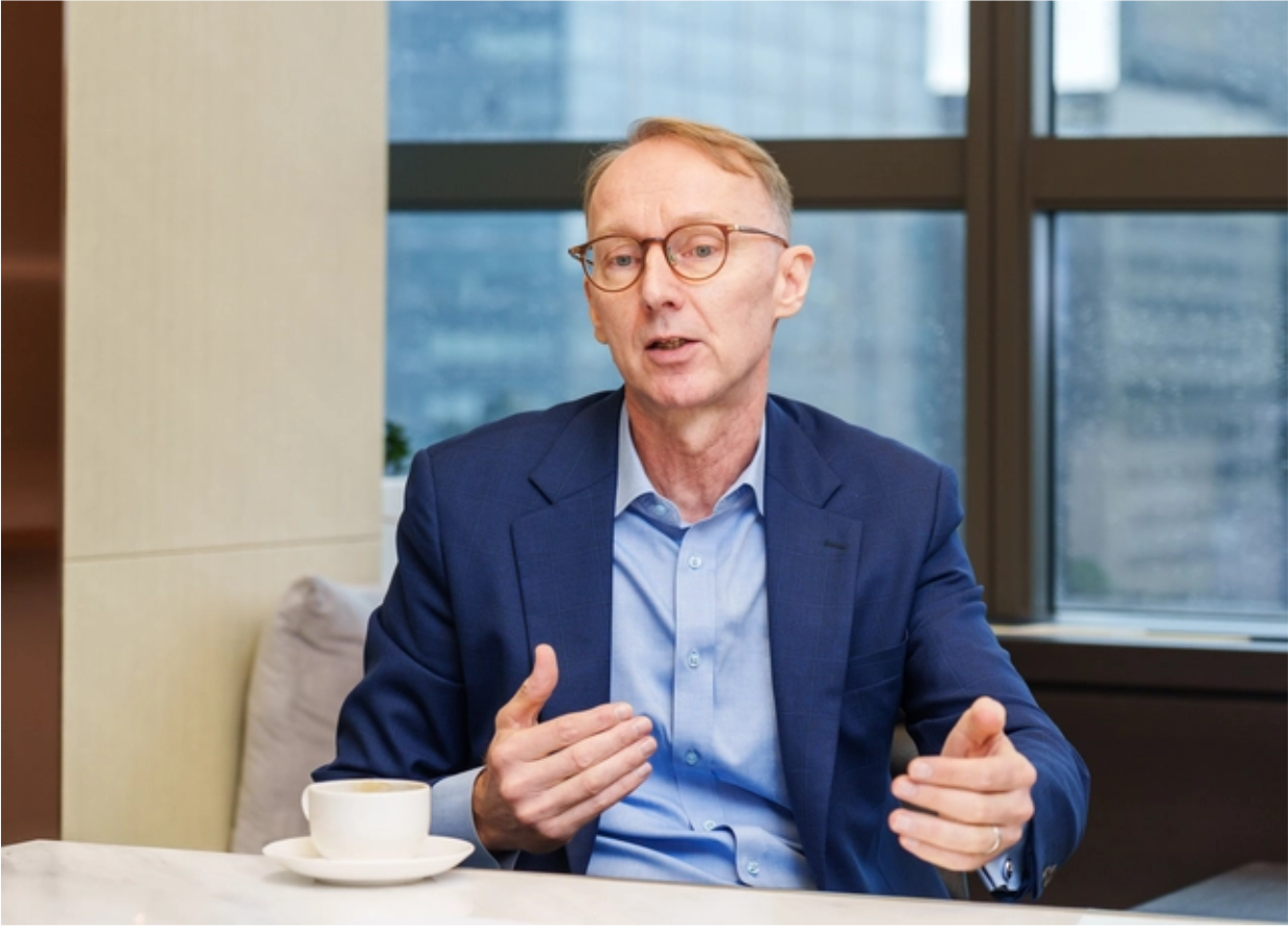 Per Stenius discussing with the Digital Times